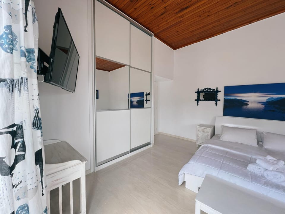 Bed, TV and multimedia, Photo of the whole room, Bedroom, wardrobe