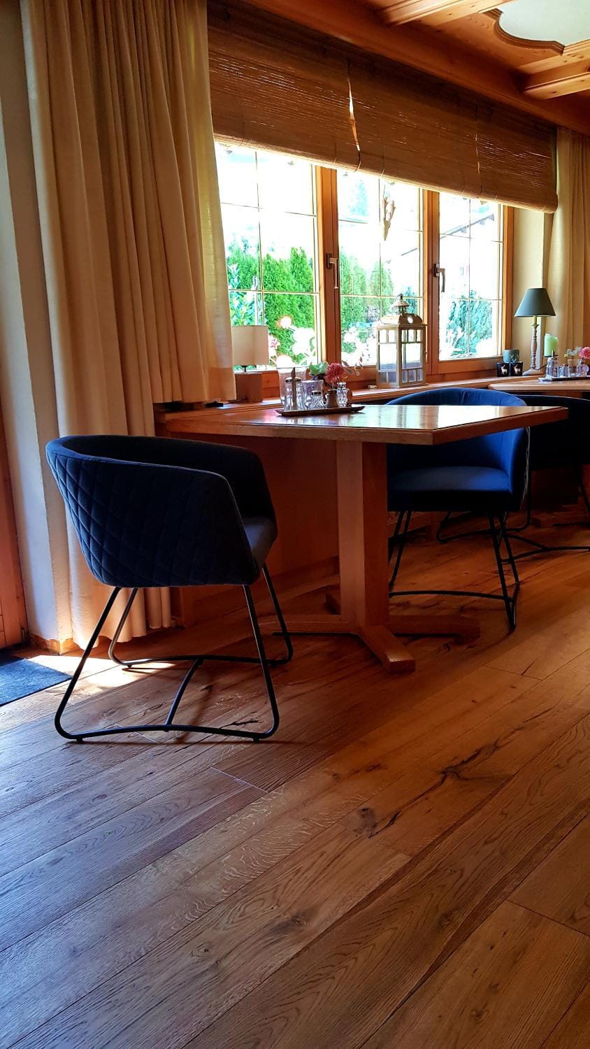 Seating area, Breakfast