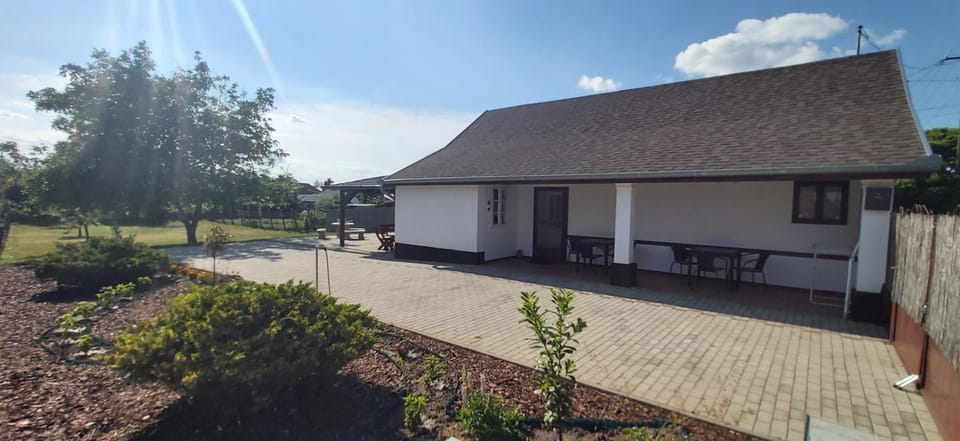 Property building, Garden, Balcony/Terrace