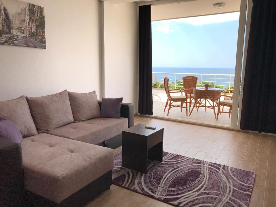 Living room, City view, Landmark view, Sea view