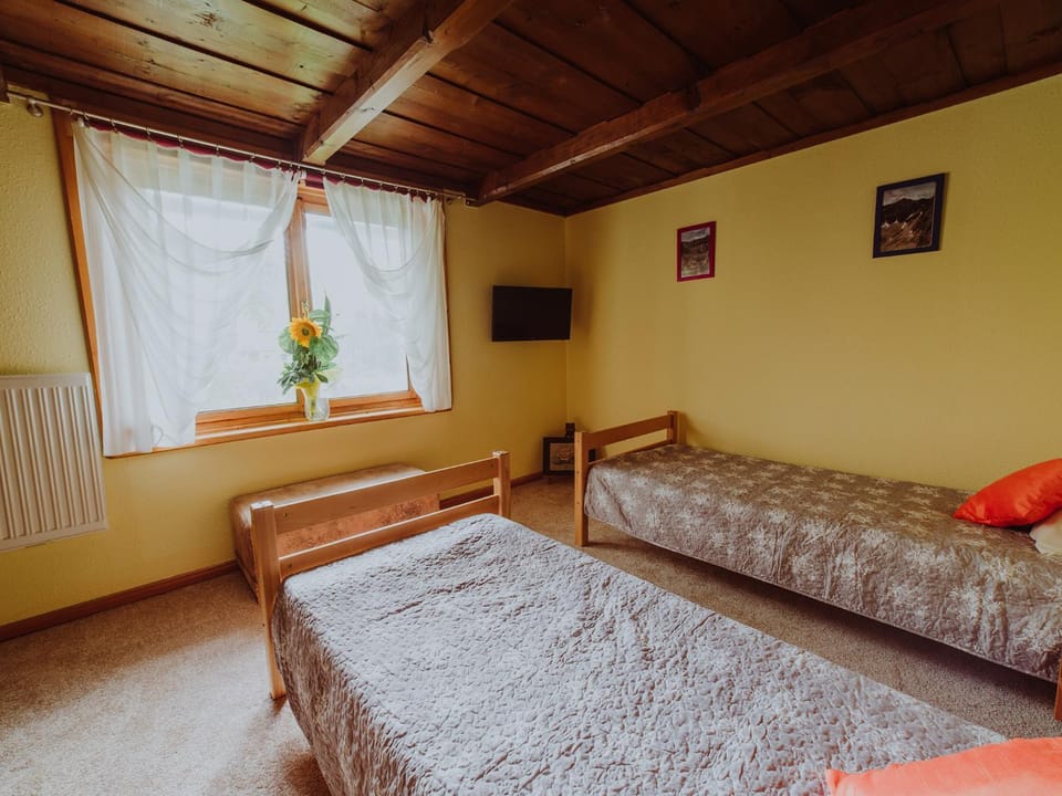 Bed, TV and multimedia, Photo of the whole room, Bedroom, Family, internet