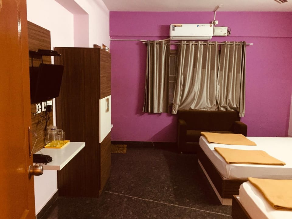 Bed, TV and multimedia, Photo of the whole room, Bedroom, air conditioner