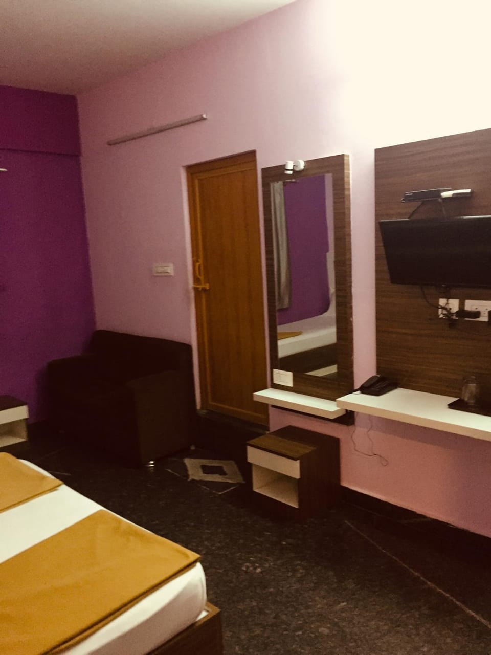 Communal lounge/ TV room, Bed, TV and multimedia, Photo of the whole room, Bedroom, hair dresser, wardrobe