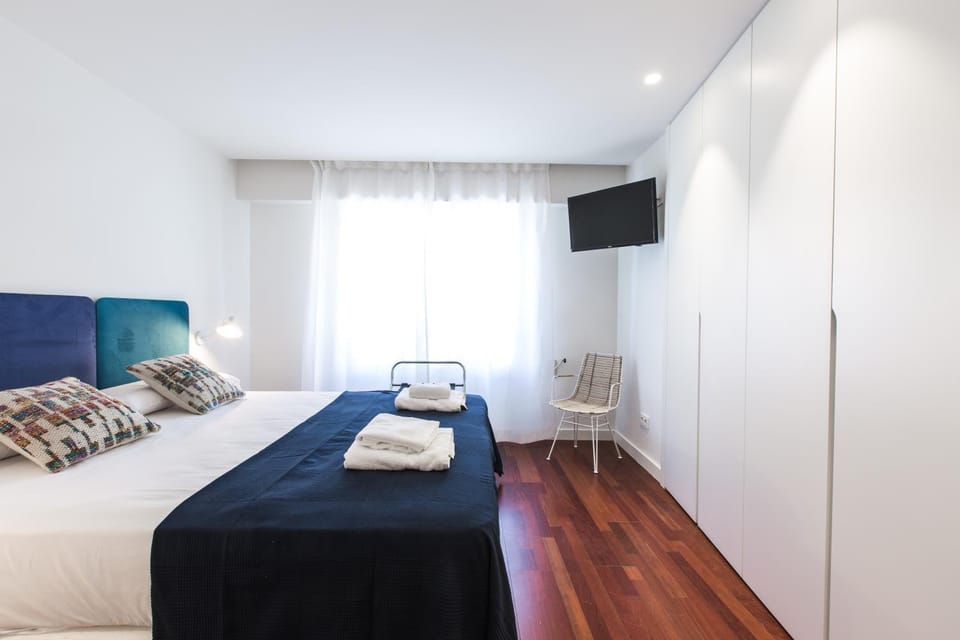 Bed, TV and multimedia, Photo of the whole room, Bedroom, towels, wardrobe
