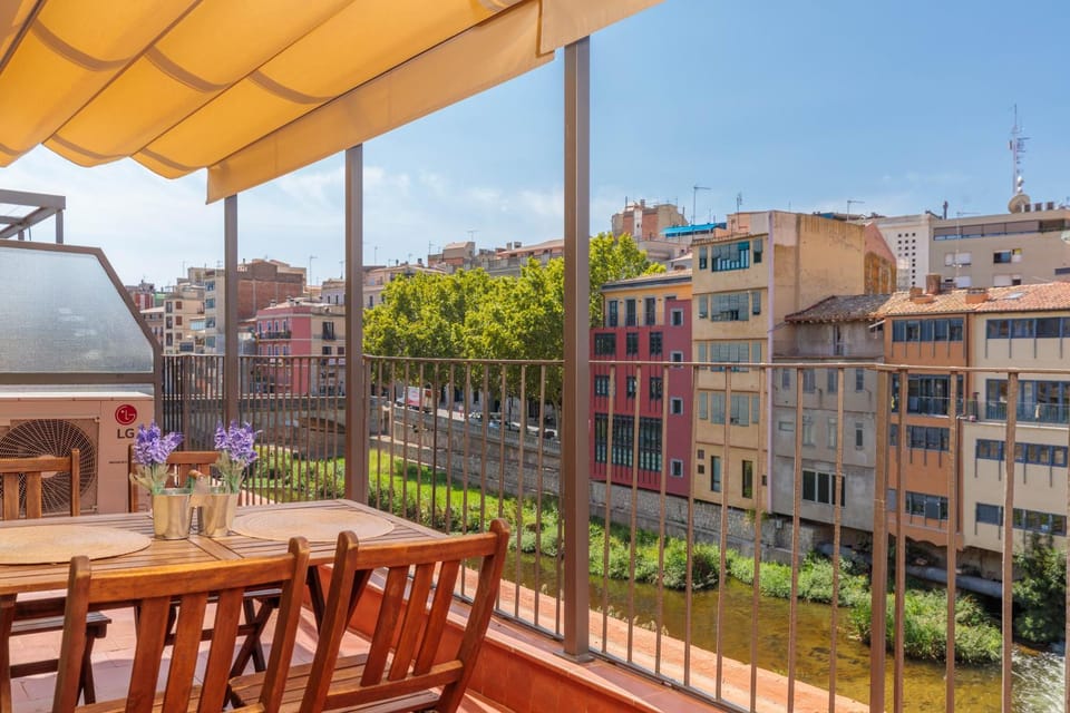 View (from property/room), Balcony/Terrace, Dining area, City view, River view