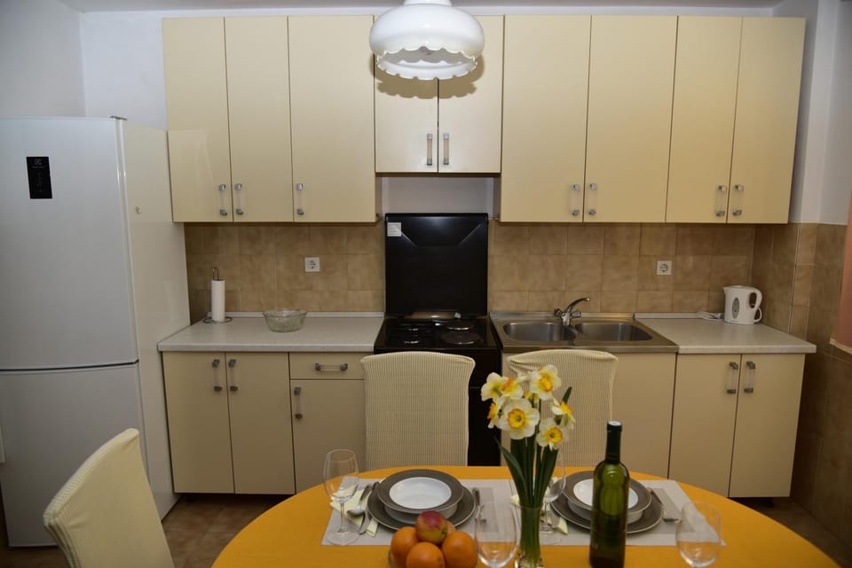 Kitchen or kitchenette, Dining area