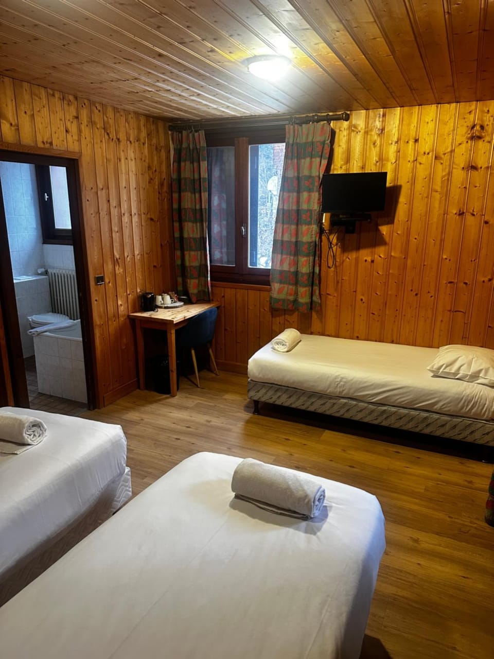 Bed, TV and multimedia, Bedroom