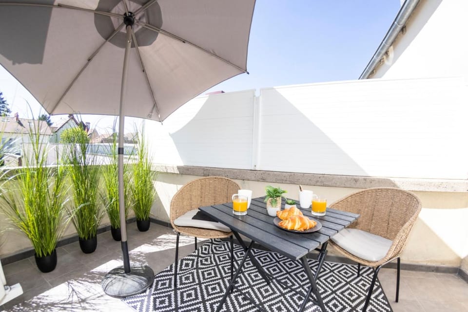 Property building, Patio, Day, View (from property/room), Balcony/Terrace, Dining area