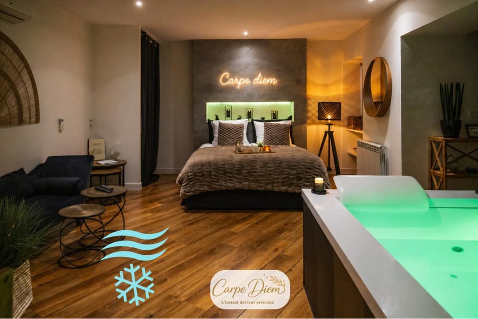 Bed, Night, Hot Tub, Photo of the whole room, Bedroom, air conditioner