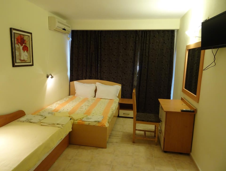 Communal lounge/ TV room, Bed, TV and multimedia, Photo of the whole room, Bedroom, air conditioner