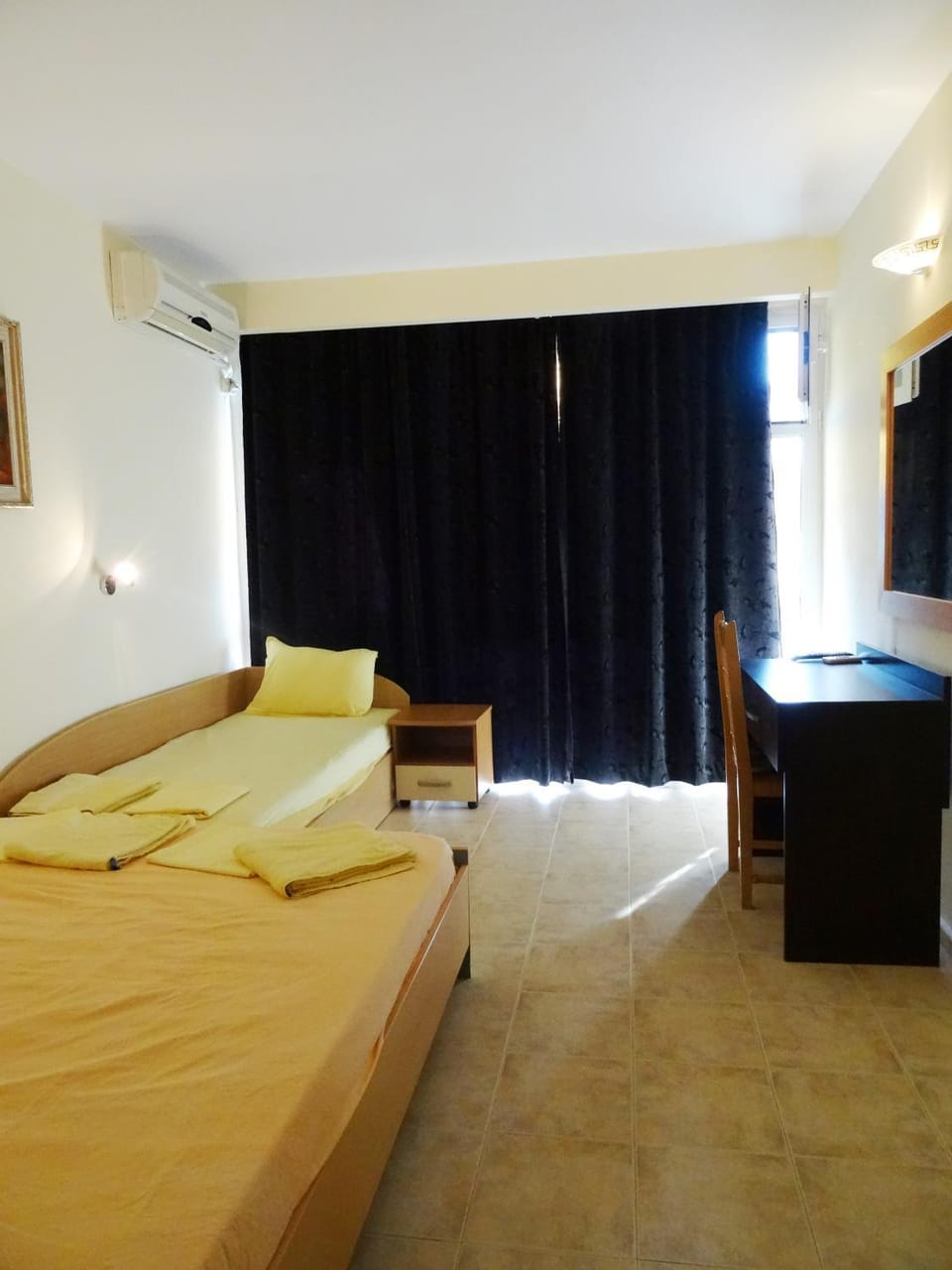Bed, TV and multimedia, Living room, Photo of the whole room, Seating area, Bedroom