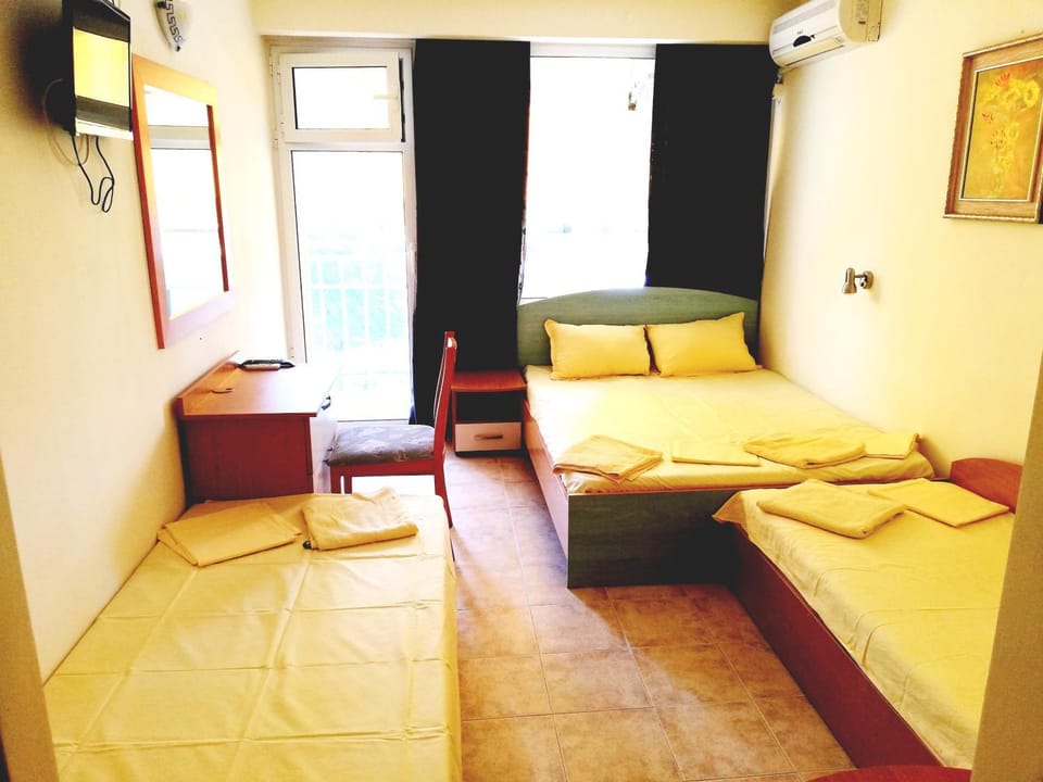 Bed, Photo of the whole room, Seating area, Bedroom, air conditioner