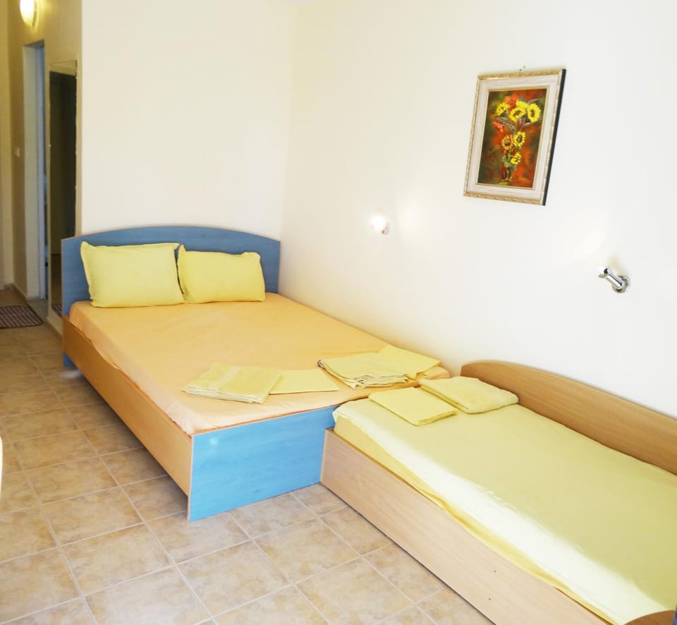 Bed, Living room, Photo of the whole room, Seating area, Bedroom