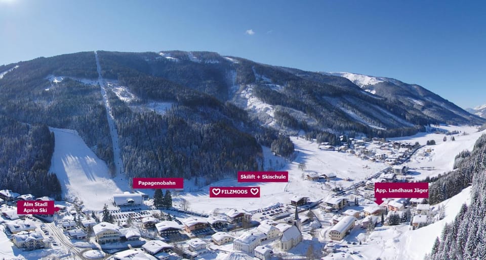 Restaurant/places to eat, Neighbourhood, Natural landscape, Bird's eye view, Winter, Fitness centre/facilities, Supermarket/grocery shop