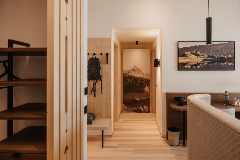 Photo of the whole room, Bedroom, wardrobe