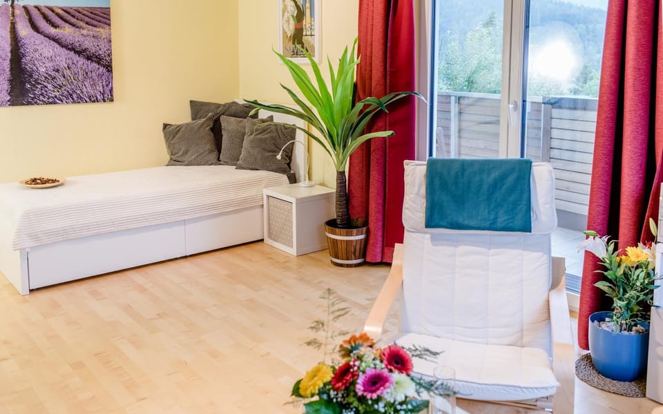 Bed, Living room, Photo of the whole room, Seating area
