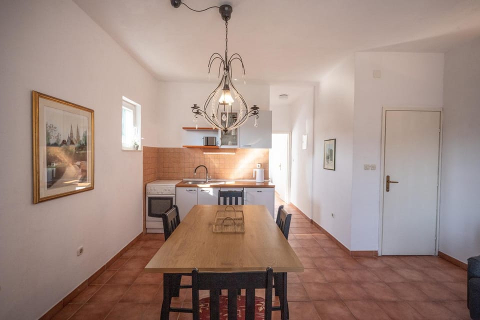 Dining area, kitchen