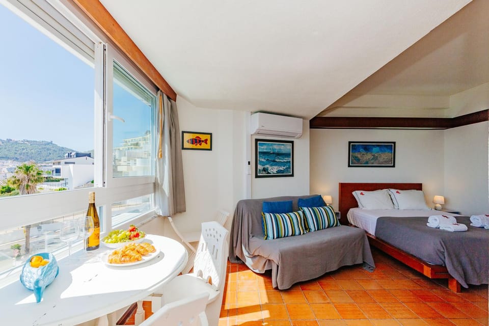 Bed, Living room, Photo of the whole room, Seating area, Dining area, Bedroom, air conditioner