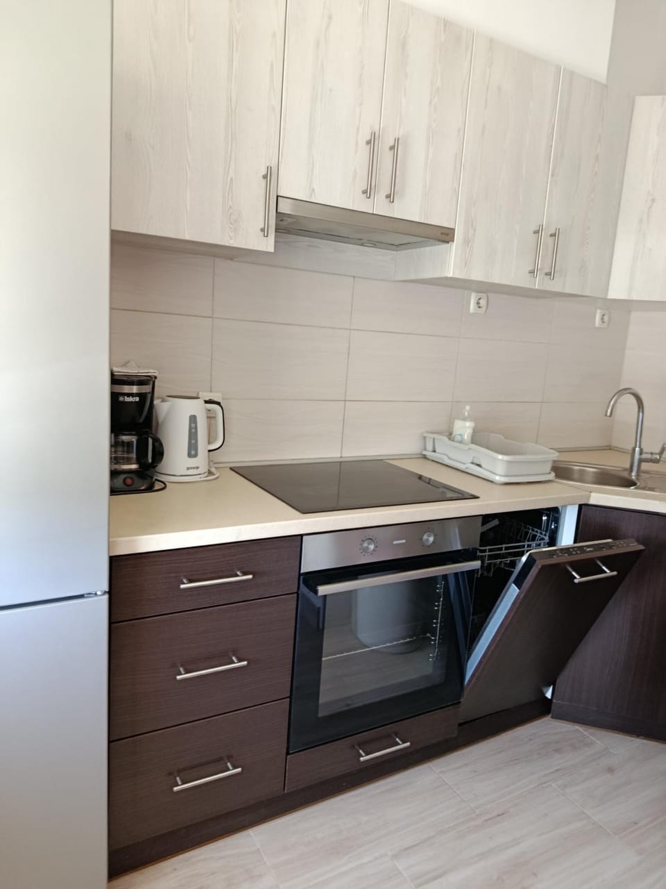 Coffee/tea facilities, Kitchen or kitchenette, dishwasher, stove