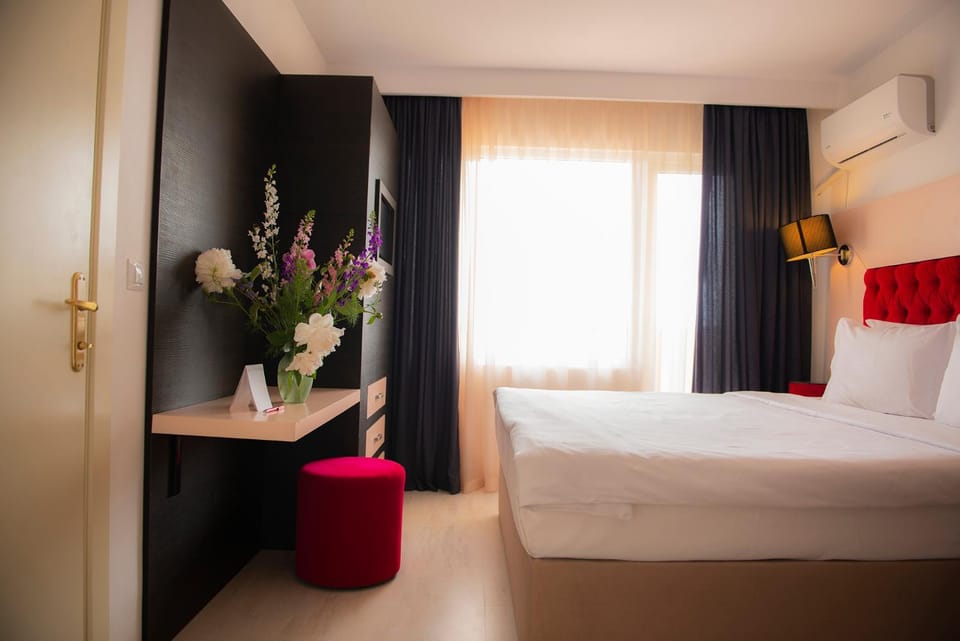 Bed, TV and multimedia, Photo of the whole room, Seating area, Bedroom, air conditioner