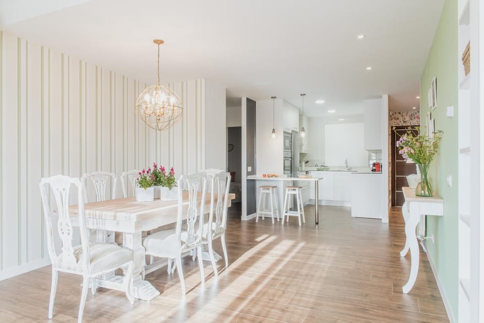 Photo of the whole room, Dining area