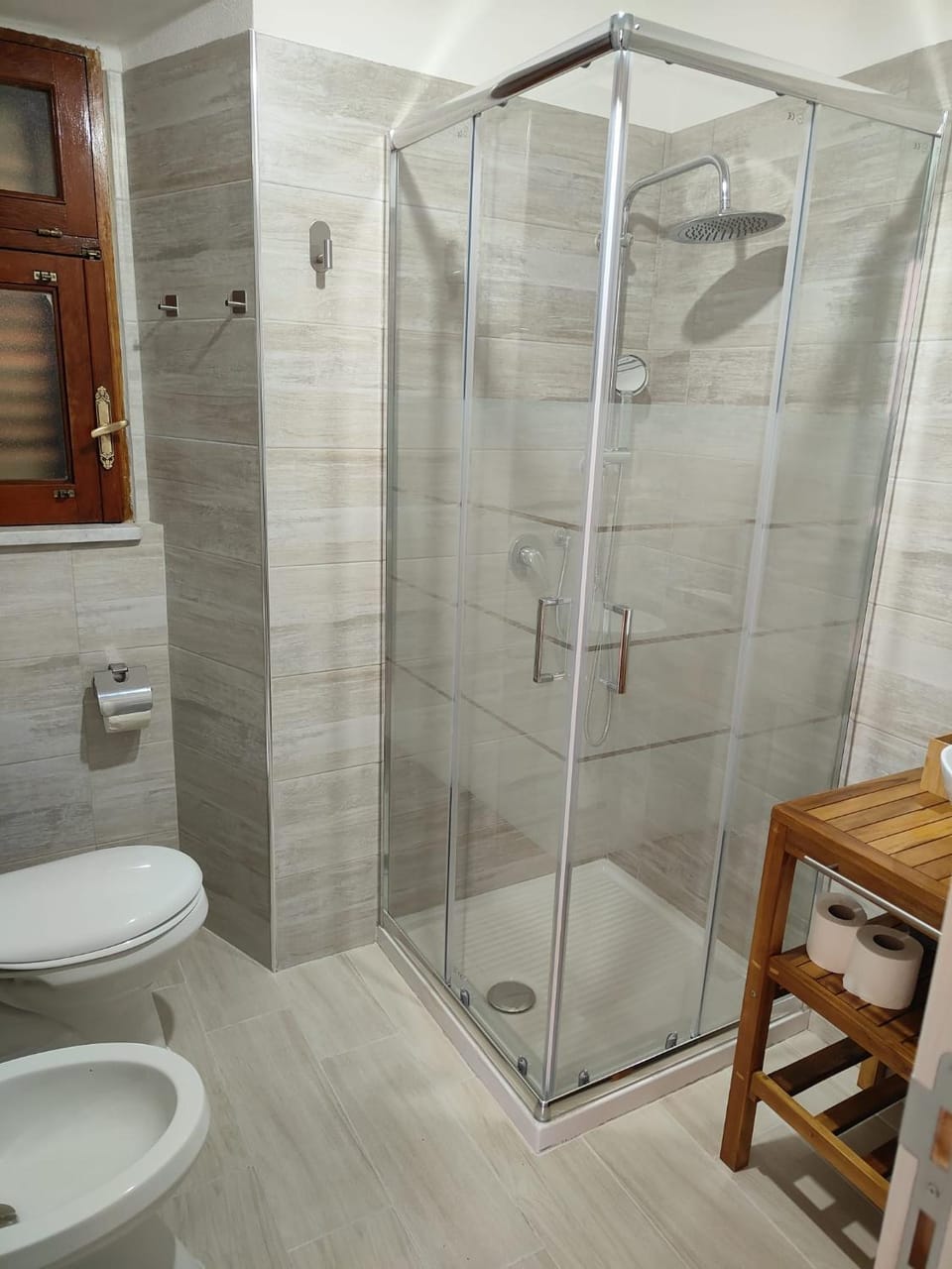 Shower, Toilet, Bathroom, bidet, towels