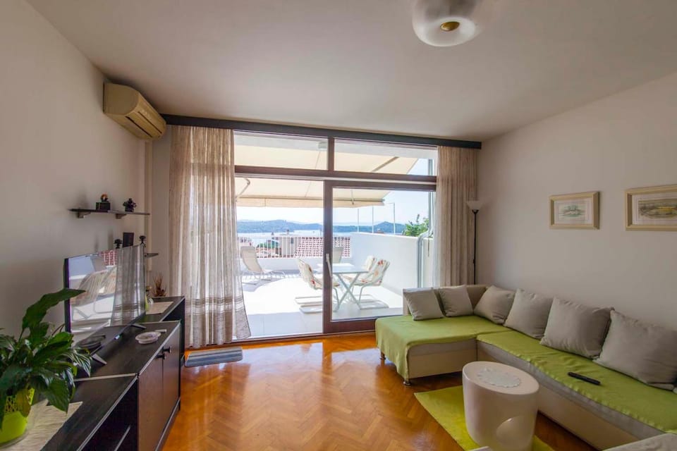 Communal lounge/ TV room, Balcony/Terrace, Seating area, Sea view