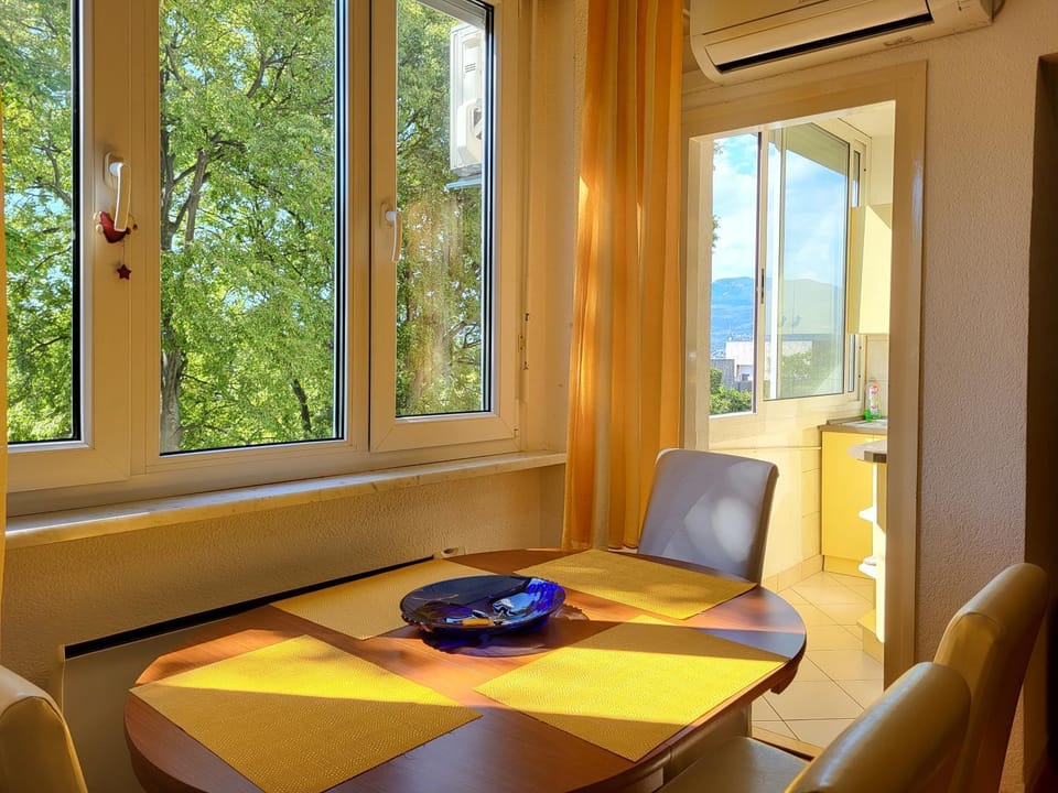 Seating area, Dining area
