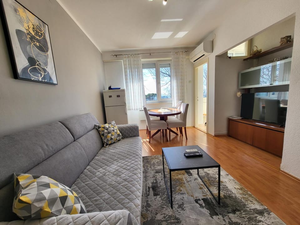 TV and multimedia, Living room, Dining area