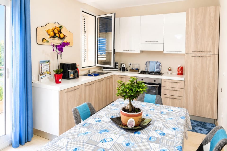 Kitchen or kitchenette, Dining area, stove