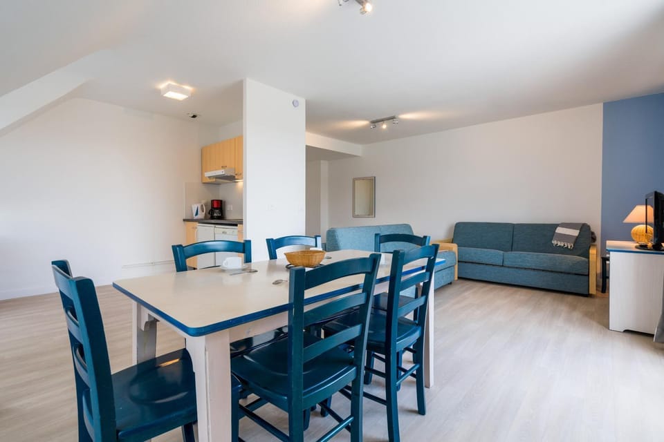 Kitchen or kitchenette, Living room, Seating area, Dining area