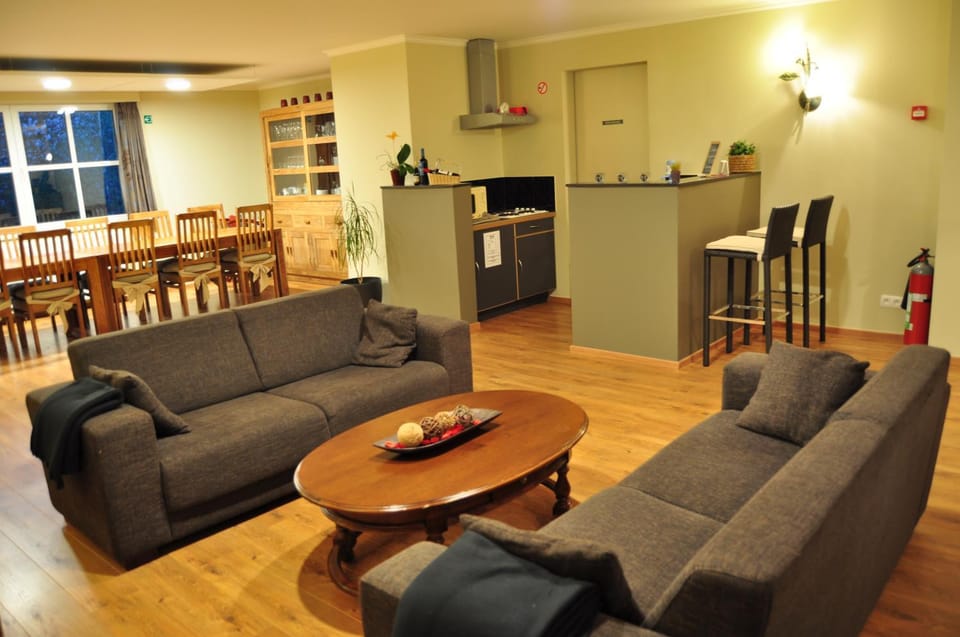 Coffee/tea facilities, Kitchen or kitchenette, Living room, Lounge or bar