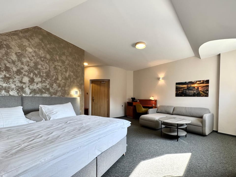 Bed, Seating area, Bedroom