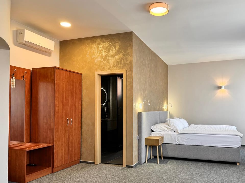 Bed, Photo of the whole room, wardrobe, air conditioner