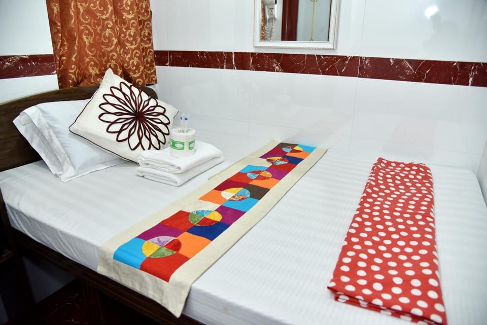 Bed, Photo of the whole room, Bedroom, cot, towels