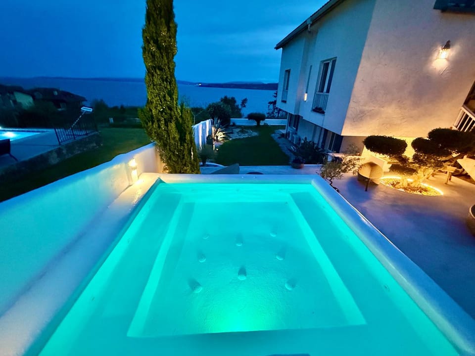 Patio, Hot Tub, Hot Tub, Swimming pool