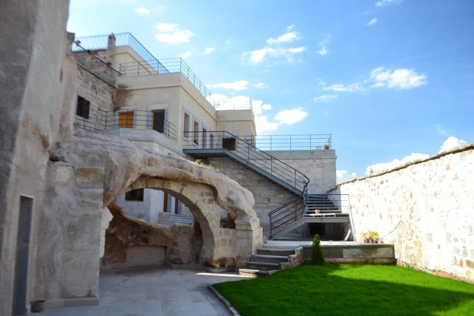 Property building, Patio, Facade/entrance, Garden, Balcony/Terrace