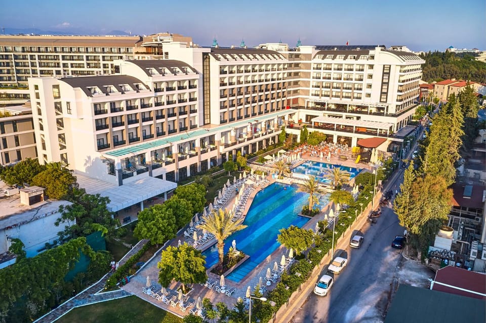 Property building, Day, Neighbourhood, Bird's eye view, City view, Pool view, Street view, Swimming pool, Parking