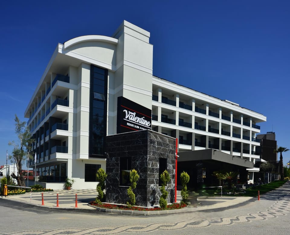 Property building, Facade/entrance, Off site, Day