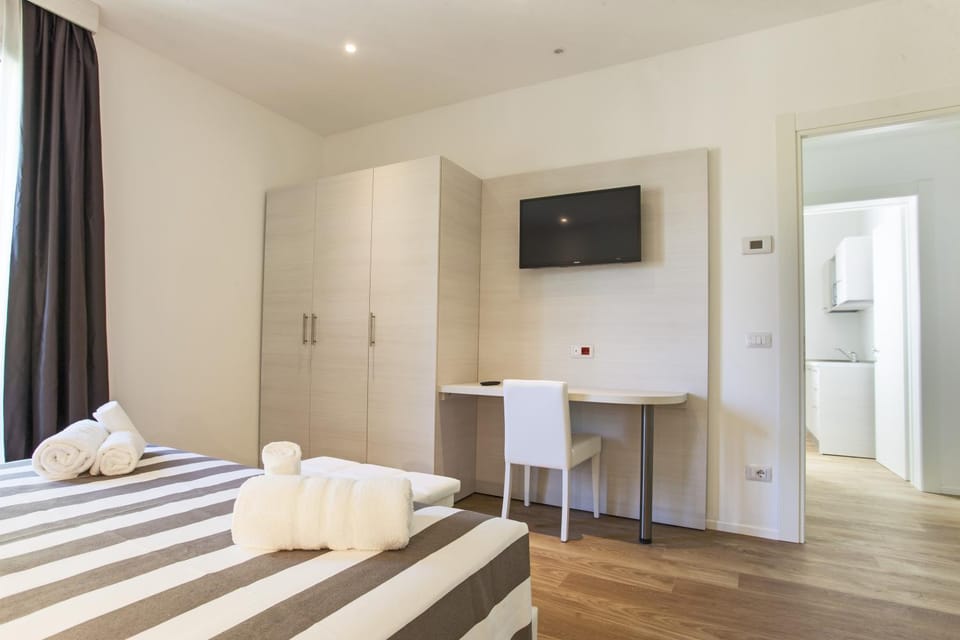 Kitchen or kitchenette, Seating area, Bedroom