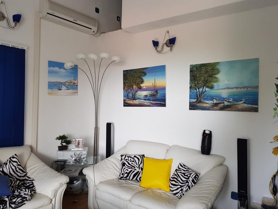 Living room, Seating area, Dining area, air conditioner