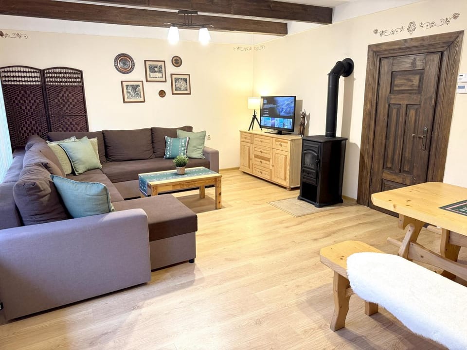 TV and multimedia, Living room, Seating area, Evening entertainment