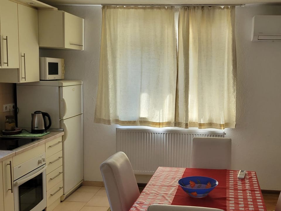 Kitchen or kitchenette, Dining area, oven
