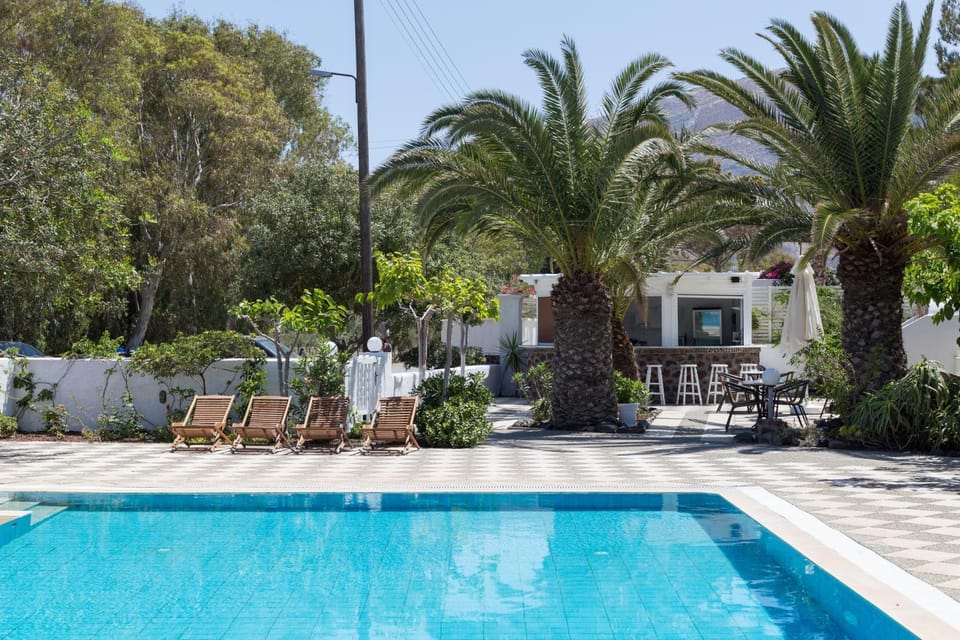 Property building, Facade/entrance, Garden, Lounge or bar, Pool view, Swimming pool, Alcoholic drinks, Non alcoholic drinks