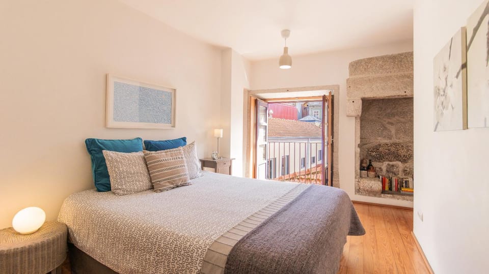 Bed, View (from property/room), Bedroom, City view