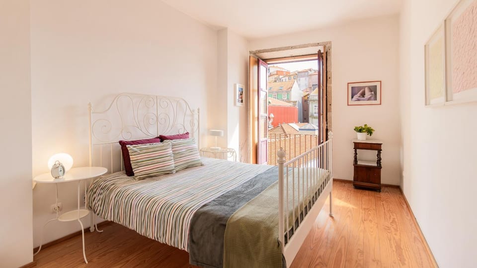 Bed, View (from property/room), Bedroom, City view