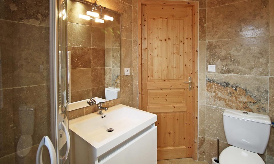 Shower, Toilet, Bathroom, towels
