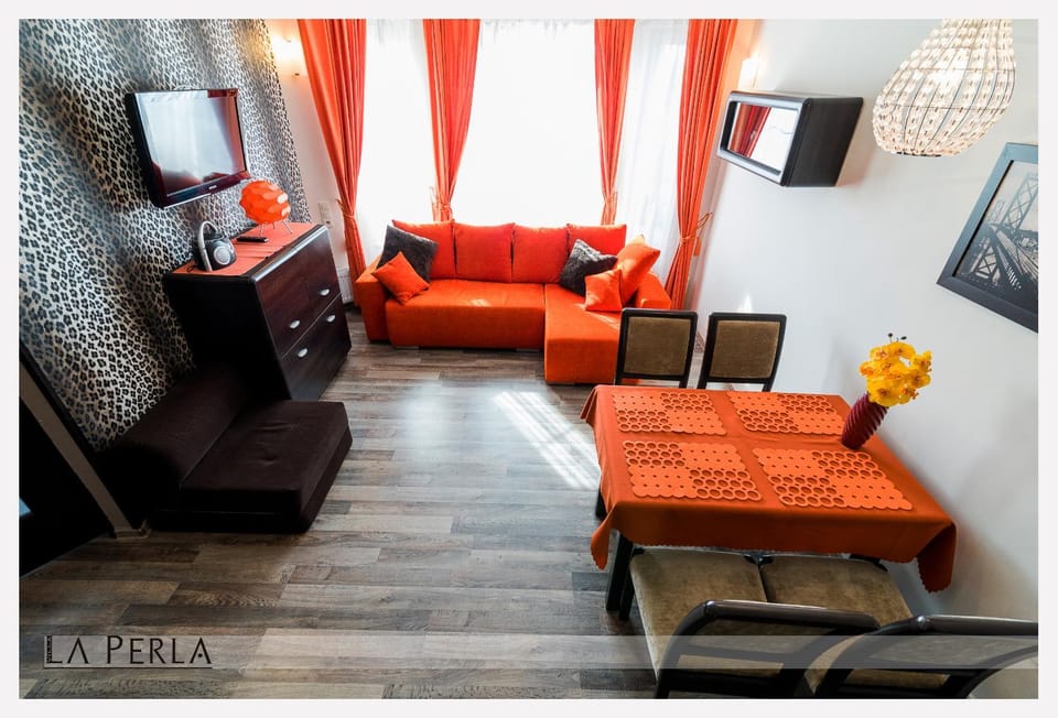 Spring, Property logo or sign, TV and multimedia, Living room, Other, Photo of the whole room, Decorative detail, Seating area, Dining area, Bedroom, Autumn, On site, Area and facilities, young children, older children, Family