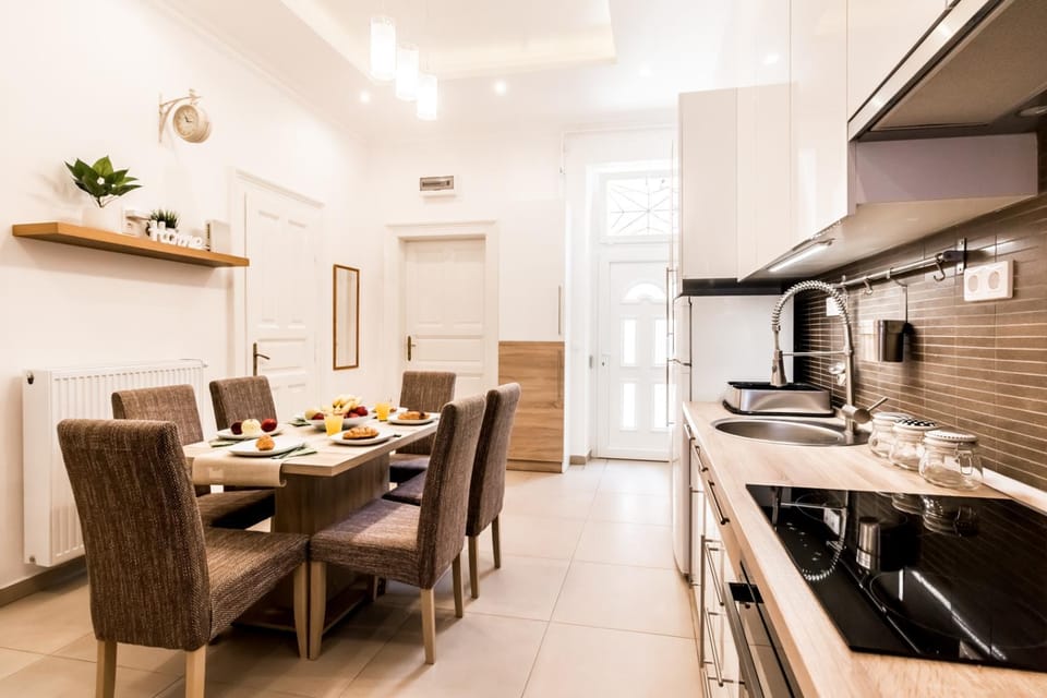 Kitchen or kitchenette, Dining area, Breakfast