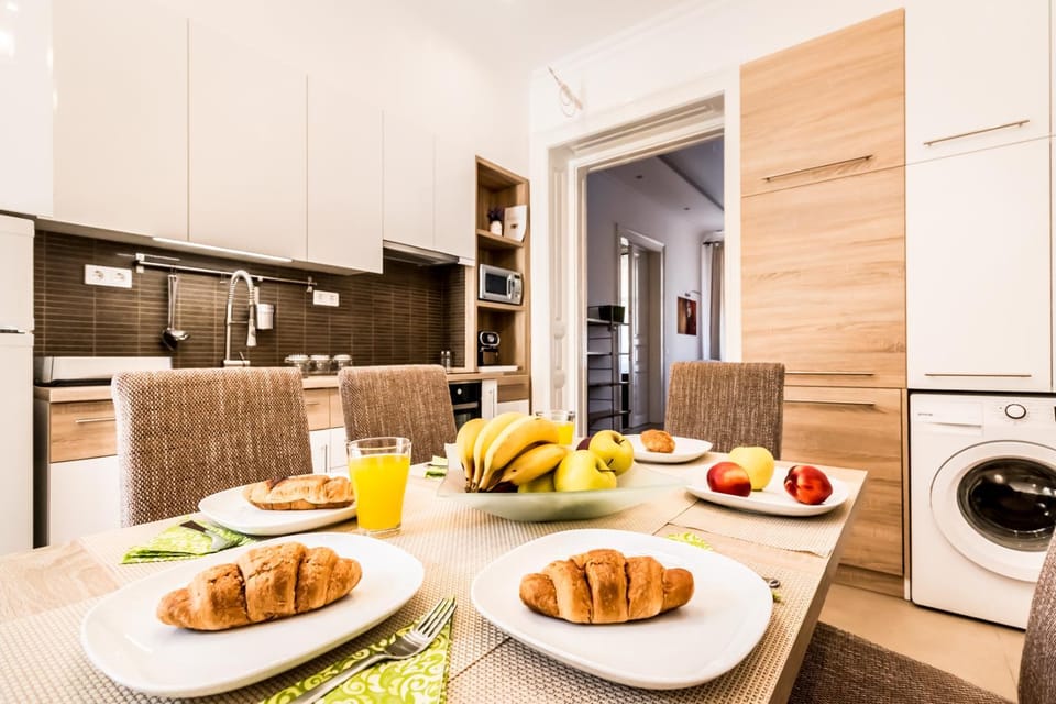 Kitchen or kitchenette, Dining area, Breakfast